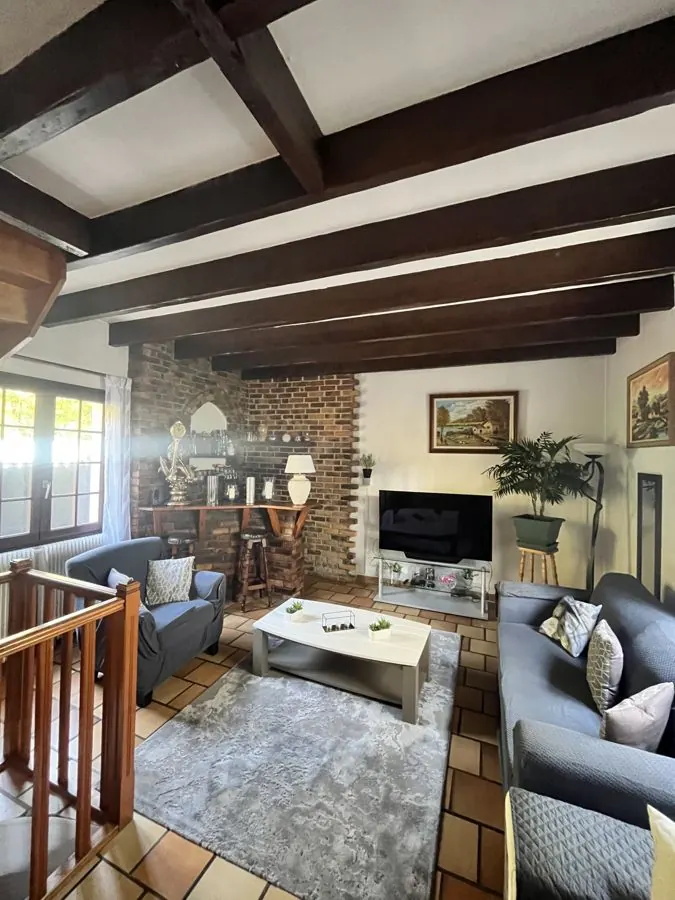Salon avec poutres apparentes d’une maison vendue en Île-de-France